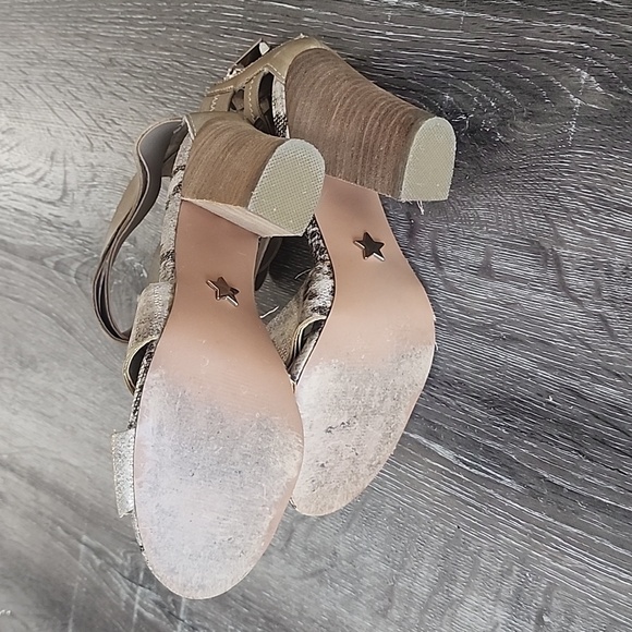 Betsey Johnson Bazar Open Toe Ankle Strap Stacked Heel Sandal Tan/Snake 6 - Picture 9 of 10